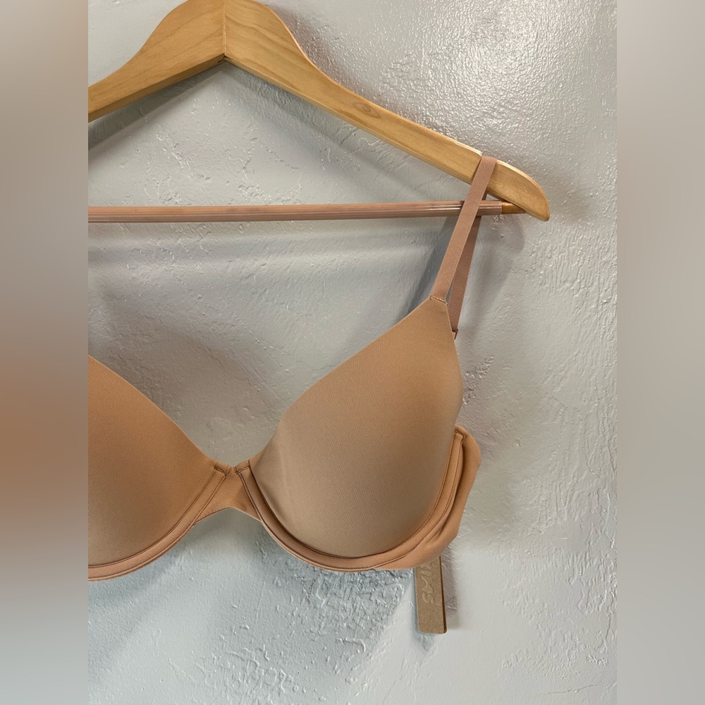 SKIMS Fits Everybody Scoop Plunge Bra 32DD NWT Ochre Color - Picture 3 of 10